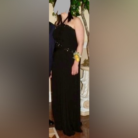 Elegant black BCBG MAXAZRIA full-length formal gown. Size 10 - Picture 10 of 10